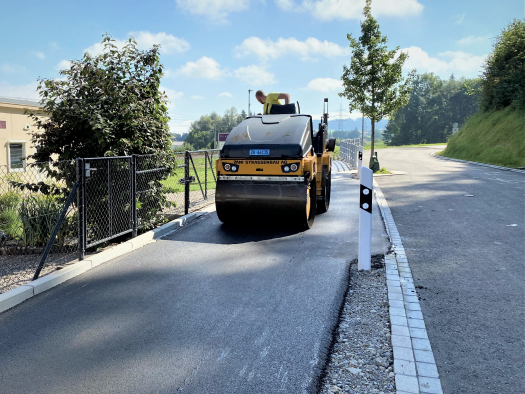 Die Zani Strassenbau AG war für die Umsetzung des Radweg-Abschnitts in Flawil zuständig.